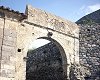 Un porta arcata d'ingresso a Squillace
