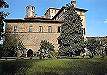 Il castello fu edificato nel corso del Trecento, su precedenti strutture, su commissione del marchese di Sakuzzo Tommaso III