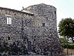 Un torrione e un tratto delle mura del castello