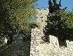 Lo spigolo murario posto a lato di un ingresso al castello