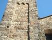Sul lato occidentale, la torre campanaria della pieve di San Severo ha una graziosa arcata triforata con una monofora chiusa a tutto sesto