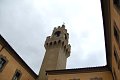 Primo piano della torre merlata alla guelfa e che ricalca con qualche differenza quella di Arnolfo di Cambio a Palazzo Vecchio di Firenze