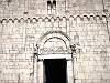 Il portale del Duomo. Sull'architrave sono scolpite alcune scene della Vendemmia