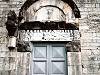 La prima porta del Duomo, che troviamo sul lato destro, ha un architrave scolpita da Biduino nel XII secolo che raffigura le storie di Nicola e di Adeodato