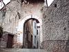Porta a Piastri, la porta principale del castello con arco a tutto sesto