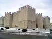 Dallo spigolo di viale Piave si intravedono 5 delle otto colonne che delimitano il castello “dell’Imperatore”