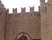 La porta di ingresso al cassero sbalza nel vuoto. Il cassero riprende oltre viale Piave, verso la cinta muraria finendo in Porta Fiorentina.