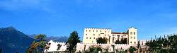 Già proprietà degli Angerheim, poi dei Trauttmansdorff, il castello appartiene oggi alla Provincia Autonoma di Bolzano