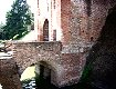 Il castello di Villafranca è circondato da un fossato acquitrino. Qui si nota un ponte d'ingresso al portale cancellato