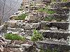 Gli scaloni di pietra conducevano al ponte di legno (Ingresso torre). La struttura si trova lungo le mura di cinta della rocca; a sinistra sono visibili i resti, esattamente di fronte alla feritoia della torre. Chiunque avesse cercato di salirle sarebbe stato facile bersaglio dei balestrieri.