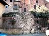 Foto 20 - Resti in pietra della seconda cerchia muraria di via Dante. La sua linea direttrice punta all’angolo nord-ovest del Castello dell’Imperatore. In secondo piano si intravede parte del lato est della chiesa di S. Francesco