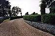 Il vialetto che accede al giardino principale, da dove sono visibili contemporaneamente e ad occhio nudo le cupole di Firenze e di Pistoia