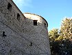 Un altro angolo del castello di Tordibetto, con torre circolare e strutture abitative