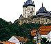Il castello di Karlstejn e, ai suoi piedi, l'omonimo borgo