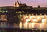 Tipica cartolina praghese: la Moldava, il Ponte Carlo, il castello con la cattedrale illuminata