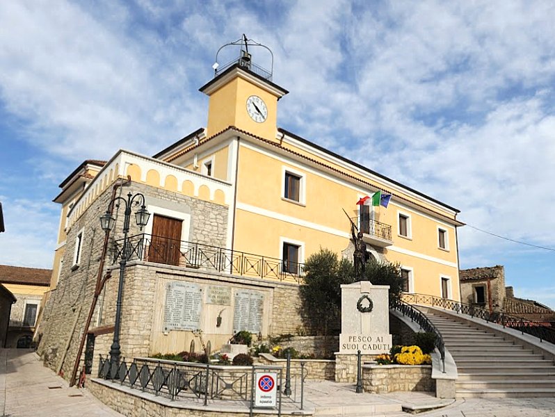 Il palazzo baronale, foto del Comune di Pesco Sannita, dal sito www.pescosannitaturismo.it