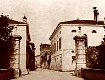 Foto d'inizio secolo che mostra l'antico ingresso del paese con le mura attualmente rimosse, dal sito www.comune.castelgoffredo.mn.it/oldsite