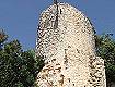 Tra i ruderi del castello una robusta torre circolare, dal sito www.francovalente.it
