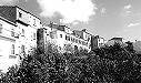 Veduta di case costruite lungo il percorso delle mura di Bovino (foto Gianfranco Piemontese)