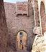 Terza porta attuale del castello, ma prima porta originale con caditoio della fortificazione pisana