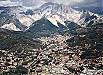 Veduta aerea di Carrara da Avenza. A sinistra Ficola, a destra il Colle di Moneta con il Ciocco e dopo Campiglia. Al centro si imdividuano il Campanile del Duomo e il Castello