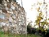Perimetri murari restaurati della rocca.