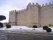 Il lato sudoccidentale del castello è delimitato dalla torre perimetrale ad ovest e dal contrafforte esagonale a rompitratto sul lato prospiciente viale Piave