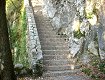 La scalinata composta da 300 gradini che conduce alla grotta