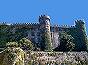 Di forma poligonale asimmetrica, il castello è munito di sei alti torrioni