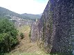 Il lato occidentale della cinta muraria del castello di San Romano in Garfagnana