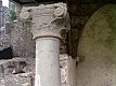 La colonna destra della cappella delle Verrucole, in pietra e col bel capitello composito a ovoli, dorico e corinzio di contorno