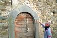 Un portale all'interno del borgo in cui si nota la margherita stilizzata, simbolo della Lunigiana molto utilizzato nel periodo medievale.