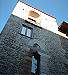 Foto 10 - La torre di via Pellegrino. Da notare la forma e le dimensioni della monofora, il cui modello è ripreso dalla monofora posta all’ingresso del Castello dell’Imperatore.