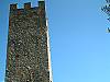 La torre con orologio posta all'ingresso principale del borgo