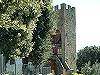 La torre principale d'ingresso che guarda sul giardino di un albergo turistico del Gruppo Olmo