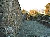 Il percorso pedonale all’ingresso principale del fortilizio di Carmignano