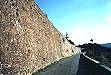 La cinta muraria occidentale sul percorso stradale che porta al casale padronale