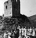 Un gruppo scolastico visita i ruderi della Rocca nell'agosto 1938. (su gentile concessione del C.D.S.E. della Val di Bisenzio, proveniente dalla collezione di proprietà Lina Ferrantini).