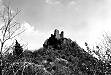 L'inerpicabile posizione della Rocca di Cerbaia in una foto di Andrea Moni ((© 1986) (su gentile concessione del C.D.S.E. della Val di Bisenzio).