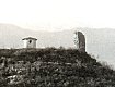 Nella foto del 1920, il sito su cui sarà costruito Castel Dante; sulla destra, il muro residuo di Castel Lizzana, dal sito www.circoscrizionelizzana.it