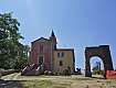 La chiesa di San Biagio e l'arco residuo del castello, foto di Brezza (Paolo Landi), dal sito http://mapio.net La chiesa di San Biagio e l'arco residuo del castello, foto di Brezza (Paolo Landi), dal sito http://mapio.net