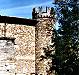 Ingresso della torre ovest (o torre della meridiana). Da qui si nota anche la cortina merlata