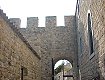 Il percorso fra cinta muraria e castello