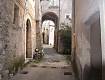 L'ingresso ad arco su via Trocchio