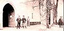 In una foto del 1936, il salone sud del cortile interno adibito a scuderie