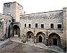 Cortile interno: il palazzo porticato Pinelli-Pignatelli