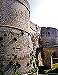 Ingresso al castello, particolare del profondo fossato che circonda la struttura fortificata