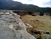 La prospettiva delle mura di Trassilico sulle Apuane