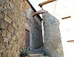 La stradina del cortile est sfiora la porta della canonica e conduce al piazzale del castello