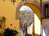 L’arco interno dell’ingresso alla piazza del castello. Sulla parete sono presenti ancora gli stemmi podestarili che hanno governato Tizzana.